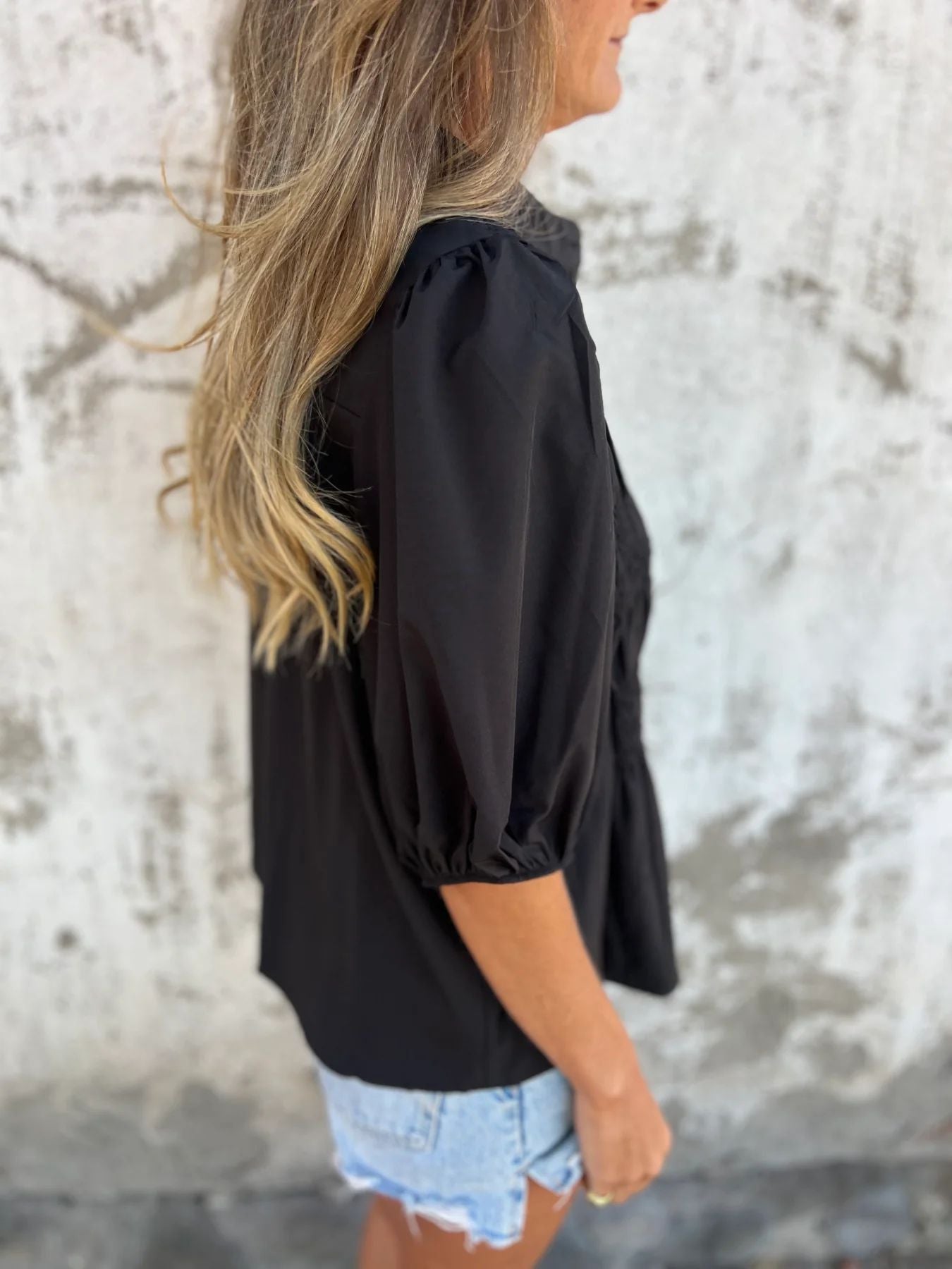 Women's pleated shirt with a round neckline and buttons